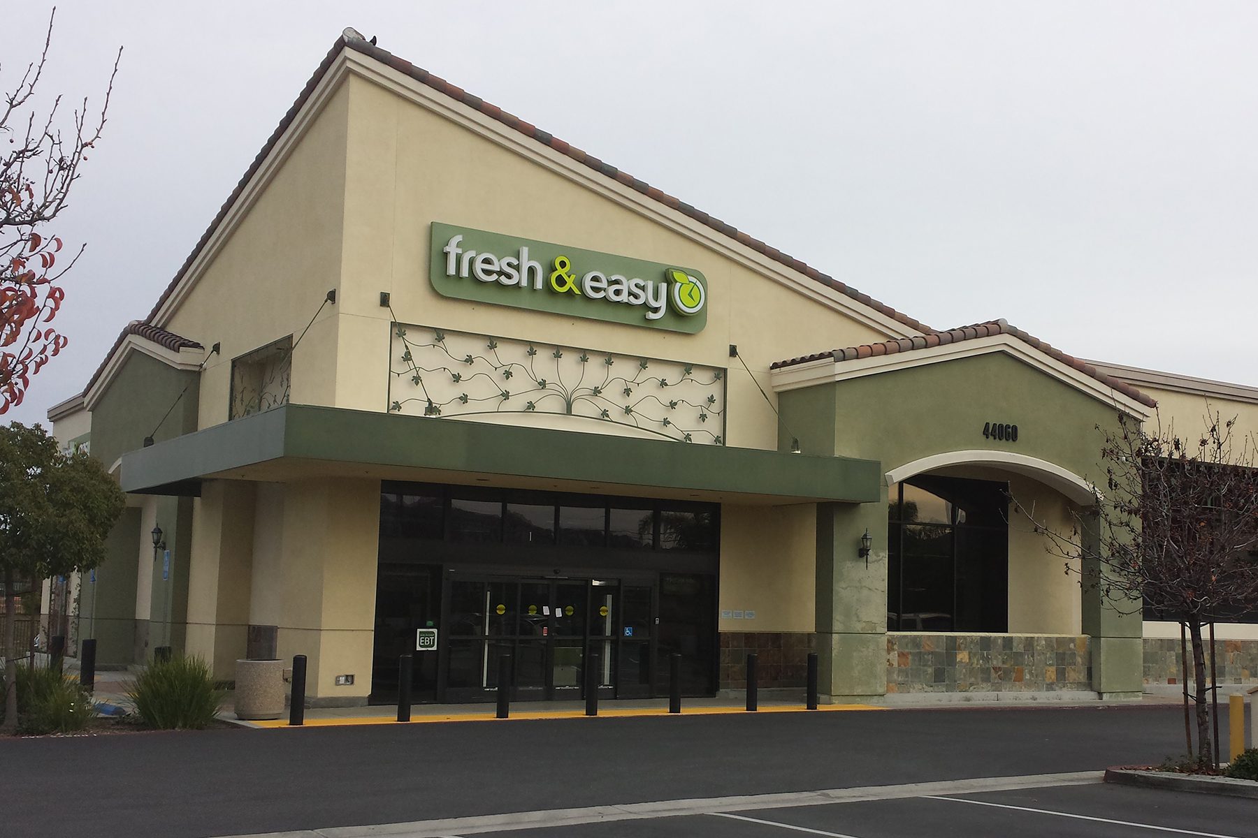 A building with a parking lot in front of it.